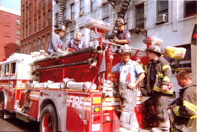 Archivo:Buscemi bombero.jpg