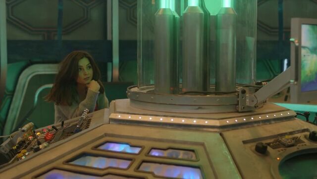 File:Clara & the Tardis.jpg