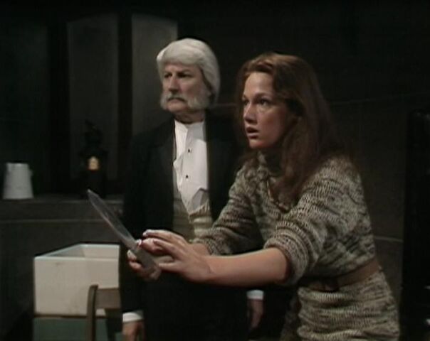 File:Leela wields a knife.jpg