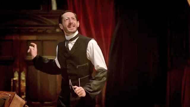 File:DanielHyde-as-LeadWorkman-in-TheSnowmen.jpg