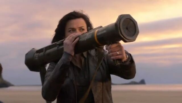 File:Gwen Holding a Bazooka.jpg