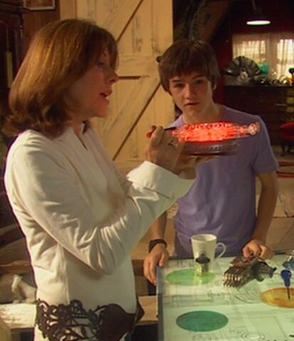 File:SarahJanerepairingdynacron star drive2.jpg