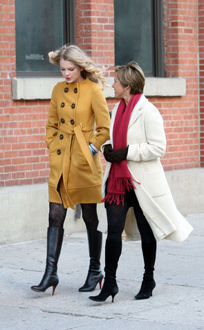 File:Taylor-Swift-Stiletto-Heeled-Boots 2.jpg