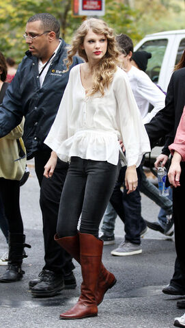 File:Taylor+Swift+arrives+Central+Park+perform+hAV-F9a3GUbl.jpg