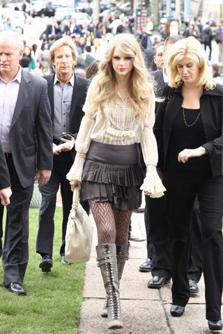 File:Taylor Swift D'lite Sparkling+Boots 10.jpg