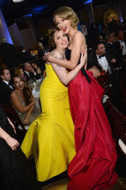 Taylor-Swift-Lena-Dunham-had-girls-moment-during-Globes