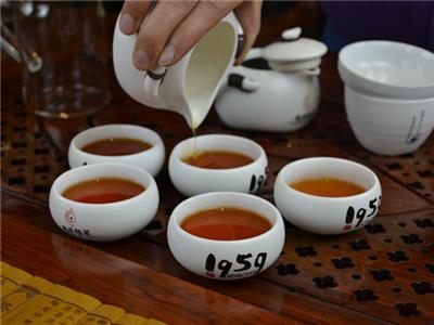 File:Mulberry Pooring Tea.jpg