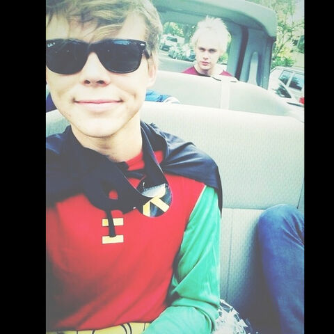 File:Ashton Irwin.jpg