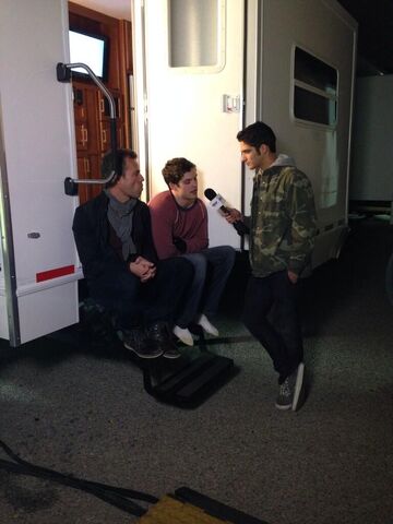 Datei:Teen-Wolf-Season-3-Behind-the-Scenes-Posey-Poll.jpg
