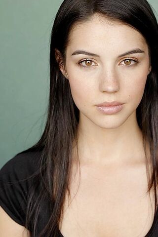 Archivo:Adelaide Kane.jpg