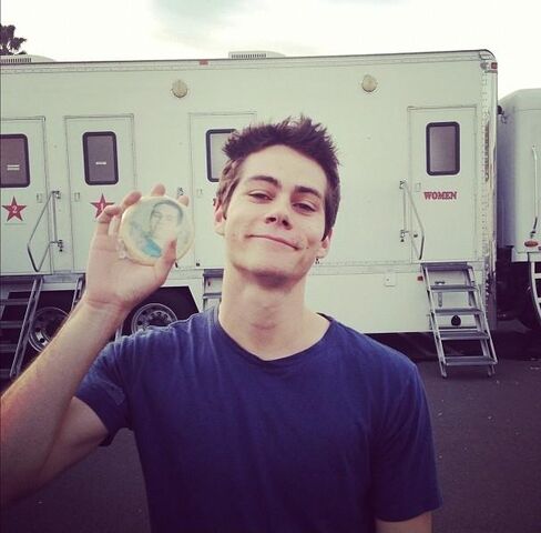 Datei:Behind-The-Scenes-Season-3-teen-wolf-32985569-607-597.jpg