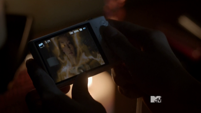 Datei:Teen Wolf Season 3 Episode 16 Illuminated Kira Phone Pic.png