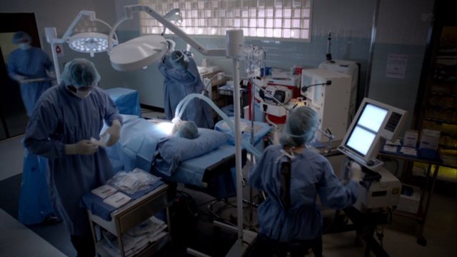 Datei:670px-Teen Wolf Season 3 Episode 1 Beacon Hills Hospital Surgical Suite.png