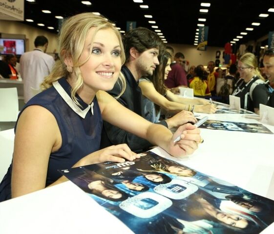 Archivo:ElizaPosterSigning.jpg