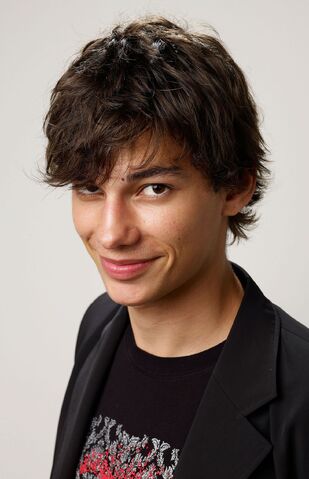 Fichier:Devon Bostick.jpg