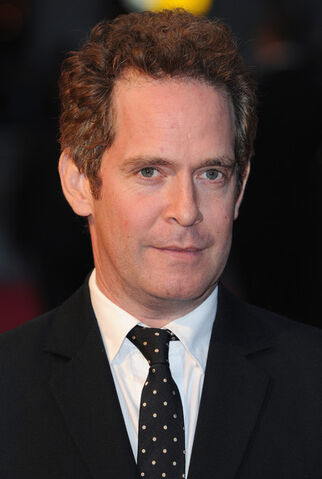 File:Tom+Hollander+Invisible+Woman+Premieres+London+alpUZu-1-Sfl.jpg