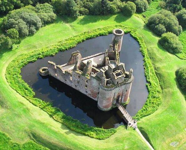 File:8 Caerlaverock castle Scotland.jpg