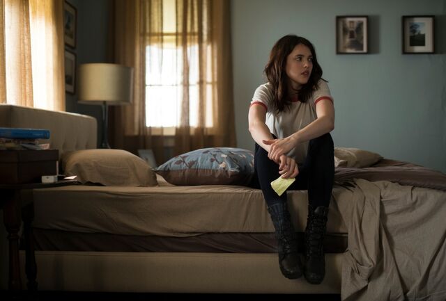 File:1x07 JillOnBed.jpg