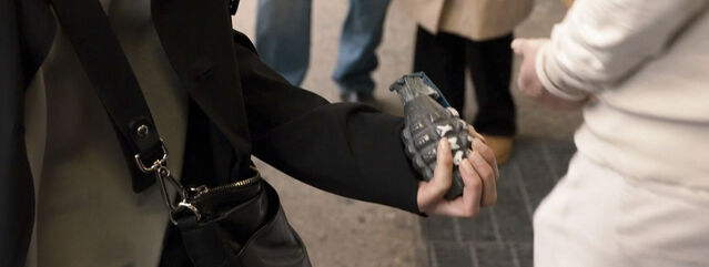 File:1x06 HandingNoraAGrenade.jpg