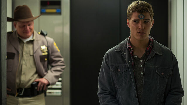 File:1x04 TomAndOfficer.jpg