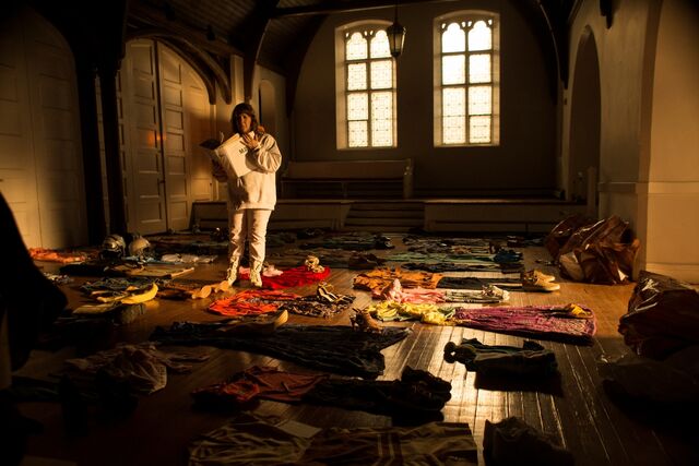 File:1x08 PattiInChurch.jpg