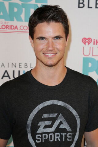 File:Robbie Amell 201.jpg