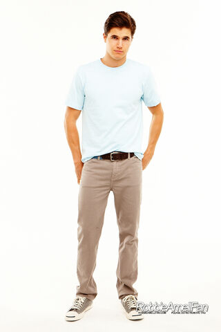 File:Robbie Amell 050.jpg