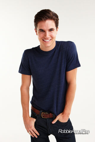 File:Robbie Amell 108.jpg