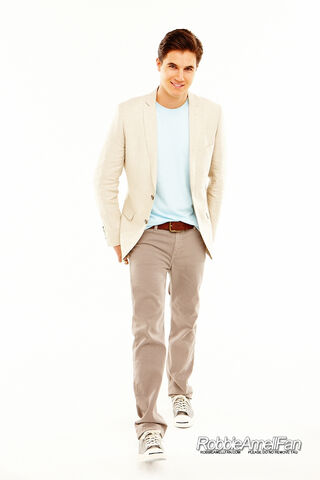 File:Robbie Amell 040.jpg
