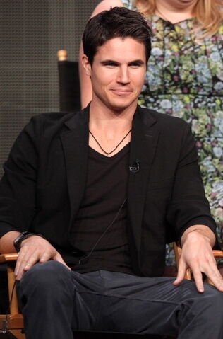 File:Robbie Amell 217.jpg