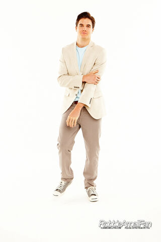 File:Robbie Amell 045.jpg