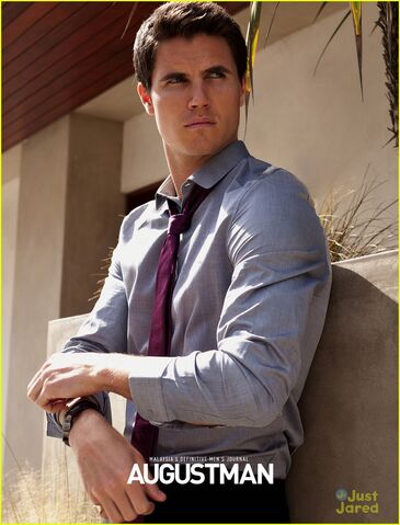File:Robbie Amell 144.jpg