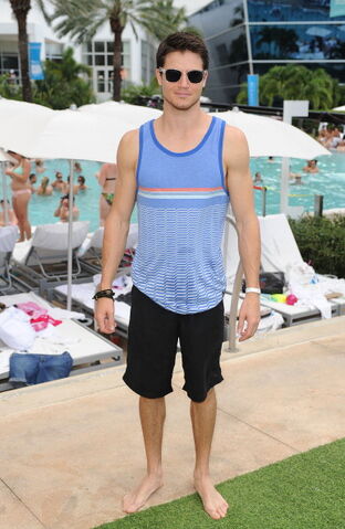 File:Robbie Amell 195.jpg