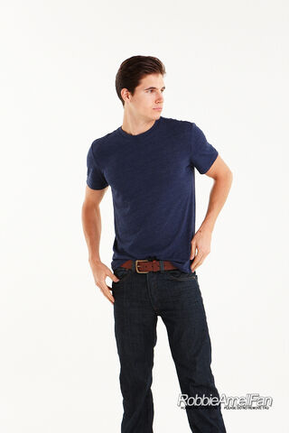 File:Robbie Amell 125.jpg