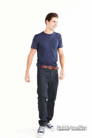 File:Robbie Amell 079.jpg