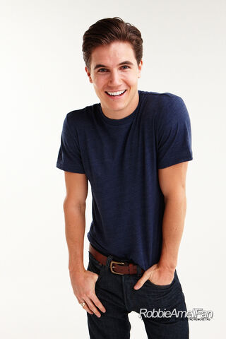 File:Robbie Amell 109.jpg