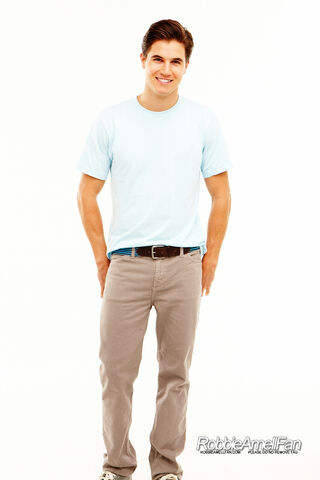 File:Robbie Amell 056.jpg