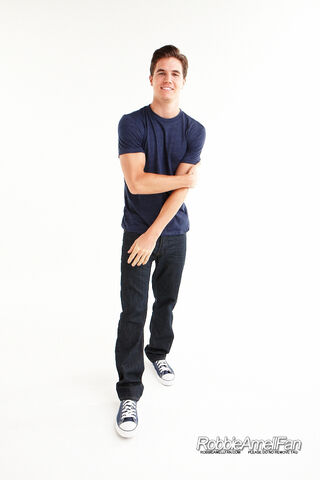 File:Robbie Amell 066.jpg