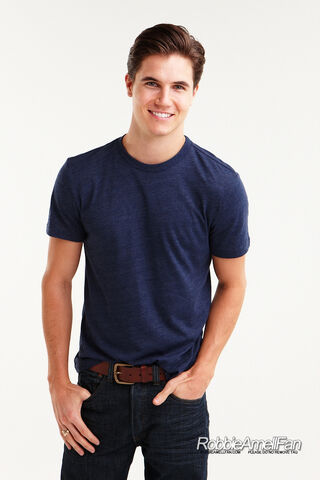 File:Robbie Amell 118.jpg