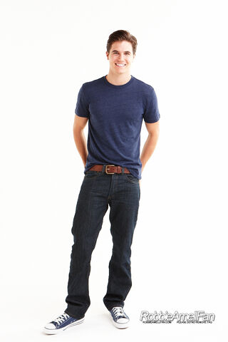 File:Robbie Amell 089.jpg