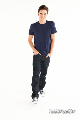 File:Robbie Amell 063.jpg
