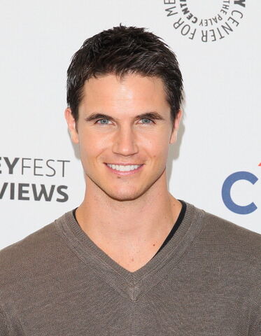 File:Robbie Amell 224.jpg