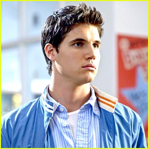 File:Robbie-amell-birthday.jpg