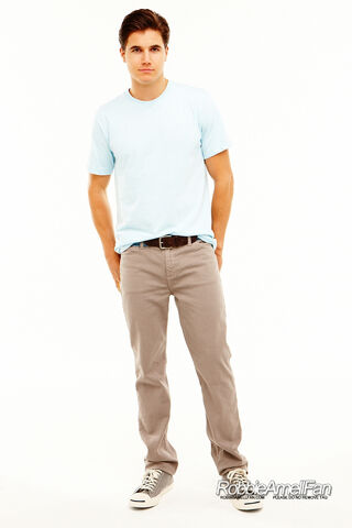 File:Robbie Amell 049.jpg