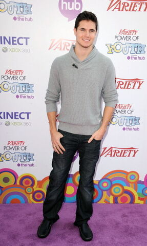 File:Robbie Amell 162.jpg