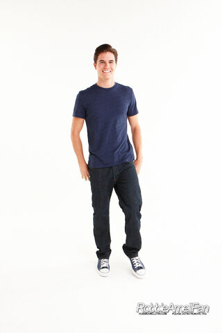 File:Robbie Amell 068.jpg