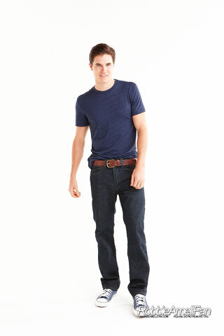File:Robbie Amell 078.jpg