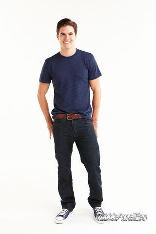 File:Robbie Amell 093.jpg