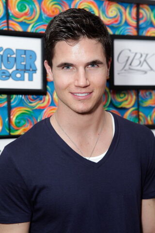 File:Robbie Amell 181.jpg