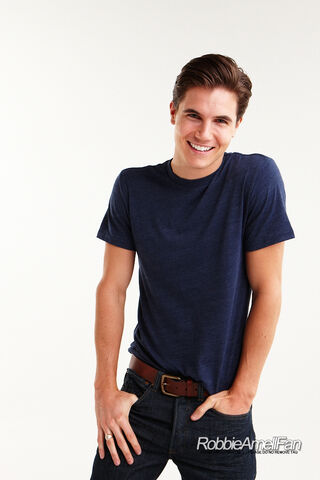 File:Robbie Amell 110.jpg